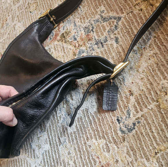 Vintage Coach 9718 Black Legacy Flap Saddle Shoulder, excellent condition - Picture 6 of 9